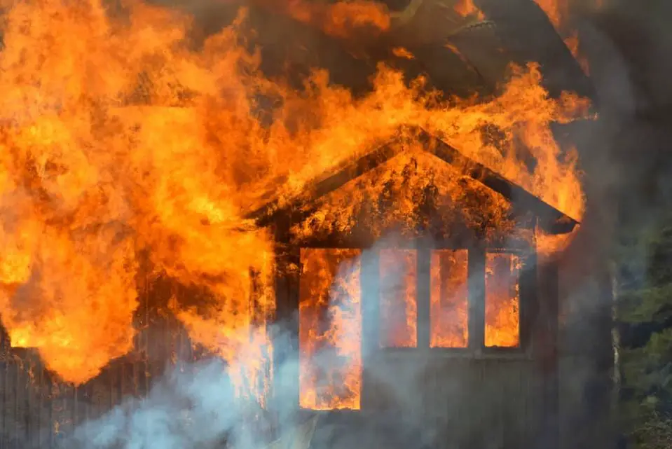 ما تفسير حلم الحريق في بيت قديم؟