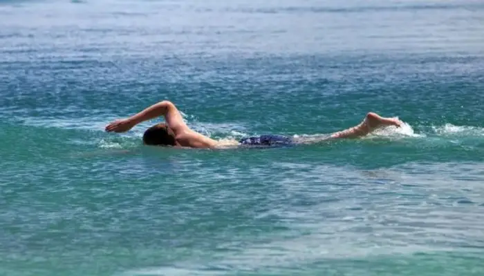 السباحة في البحر الهائج في المنام