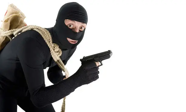 الحلم بالسارق في المنزل