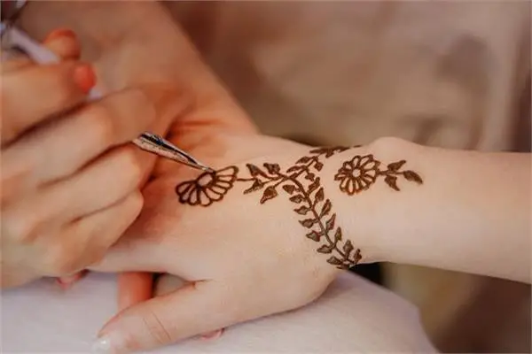 الحنة الحمراء في المنام للعزباء