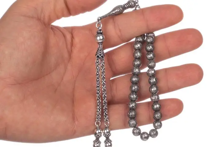 السبحة في منام العزباء