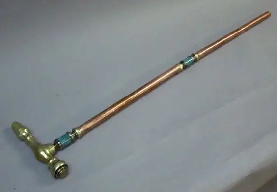 <h2>العصا في المنام لابن سيرين</h2>في تأويل الأحلام، تُعد العصا رمزًا للرجال النبلاء الذين يتسمون بالعزة والمكانة الرفيعة؛ فمن يحمل العصا في منامه يُظهر اعتماده على شخصية مؤثرة يحظى بقدر كبير من الاحترام، ولكن قد يكون هناك بعض التظاهر في حياته. من ناحية أخرى، يمكن أن تشير العصا ذات الفروع العديدة إلى وفرة الصُحبة أو الأبناء، بينما قد تدل العصا المجوفة على تآكل الثروات وهي مؤشر على الخفاء في التعامل مع الخسائر المادية. كما أن كسر العصا في الحلم ينذر بفقدان الوظيفة أو الركود في الأعمال التجارية، وإذا رأى الشخص نفسه تحول إلى عصا، فقد يعني ذلك اقتراب أجله.<br><br>للفتاة العزباء، يمكن أن تعكس العصا في الحلم وجود شخص يوفر لها الحماية والدعم. أما بالنسبة للمرأة المتزوجة، فإن العصا قد ترمز إلى قدرتها على القيادة والتحكم، أو إشارة للدعم الذي تتلقاه من عائلتها.<br><br>في بعض السياقات، إذا رأى الحالم أن عصاه تنكسر، خاصة إذا كان في مركز قيادي، فذلك قد يعني خلعه من منصبه. ومن ناحية أخرى، فإن تبديل العصا بأخرى أو التحول إلى عصا قد يشير أيضاً إلى اقتراب الأجل. ولا بُد من الإشارة إلى أن انكسار العصا قد يعني أيضاً تدهور الحالة الصحية وضعف البدن.<h2>تفسير حلم التهديد بالعصا</h2>وفق تفسير الشيخ النابلسي، فإن رؤية الشخص لنفسه يهدد آخرين بالعصا في المنام تعبر عن تحقيق الفوز والسيطرة على المعارضين. أما إذا حلم الشخص بأن أحدهم يهدده بالعصا، فهذا قد يعني له الأمان والخلاص من الخوف الذي يعتريه. إذا كان المهدد من الأقارب أو المعروفين، يُعتقد أن الحلم ينبئ بتلقي نصائح نافعة منهم؛ بينما إذا كان المهدد من الغرباء، فغالبًا ما يرمز الحلم إلى تذكرة بالتقوى والتوجيه الروحي.<br>  <br>من جهة أخرى، إذا رأى الشخص في منامه أنه يهدد عدواً بعصا، فهذا يشير إلى تغلّبه على هذا العدو. ولكن، إذا كان الحلم يظهره وهو يهدد أفراد أسرته، فهذه الرؤيا تحذر من سوء المعاملة مع الوالدين أو الظلم لهم. أما الخوف من التهديد بالعصا في الحلم فيعكس الانحراف عن الصواب والتورط في أفعال غير مستقيمة. بعكس مَن يشعر بالثقة وعدم الخوف عند التهديد بالعصا، فهذا يدل على تمسكه بالحق والعدل في تصرفاته.<h2>رؤية العصا في المنام للرجل</h2>عندما يرى الرجل في منامه عصا، قد يعكس ذلك صفاته الشخصية مثل القوة والأخلاق الحميدة. إذا ظهرت العصا مع العديد من الفروع، فهذا قد يشير إلى زيادة في النسل. أما العصا المجوفة، فقد تنبئ بفقدان الأموال أو الأولاد، مما يتطلب الحذر وإعادة التقييم للأفعال. التحول في شكل العصا يمكن أن ينذر بالمشكلات الصحية، مما يستوجب الاستعانة بالصلاة والتقرب من الدين. وفي حال وجود عصا داخل منزل الرجل في الحلم، قد يدل ذلك على وجود شخص من عائلته يوفر له الدعم والحماية.<h2>فقر</h2>عندما يرى الرجل في منامه أنه يمسك بعصا كبيرة، فهذا يعبر عن قوته وكيف يعتمد عليه الآخرون في حياته. إذا شاهد نفسه يتكئ على عصا خشبية أثناء المشي، فقد يعني ذلك أنه سيقوم برحلة لتحسين أحواله المعيشية. وإذا كان يحمل العصا بثبات وقوة في يده، فذلك يشير إلى شدته وتمسكه بالسلطة، مما قد يؤدي إلى ابتعاد المقربين منه.<br><br>في حالة رؤية العصا تطفو في البحر، فهذه إشارة إلى الصعوبات والتحديات التي يواجهها الرجل، ولكنها تحمل في طياتها بشرى بأن الفرج قادم. وعندما يرى الرجل أن ابنه الصغير يحمل عصا، فهذا دليل على نضج الابن واستعداده لتحمل المسؤوليات مستقبلاً. أما رؤية العصا في المقابر، فتعد إشارة إلى أن أحد المتوفين المعروفين للرائي يحتاج إلى الدعاء والصدقة.