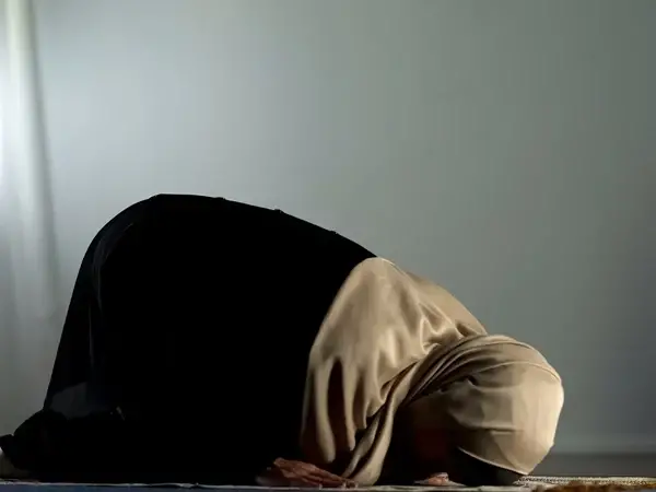 الصلاة في الشارع في المنام للعزباء