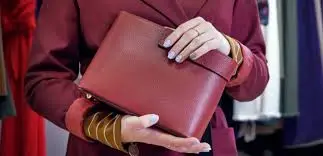 العثور على حقيبة يد في المنام