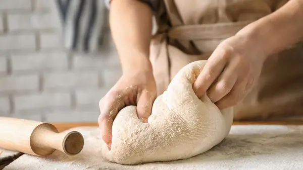 العجن في المنام للعزباء