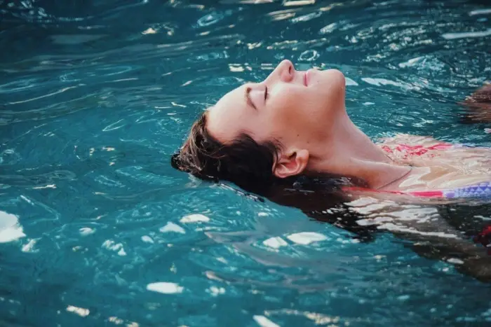 العوم فى البحر فى المنام