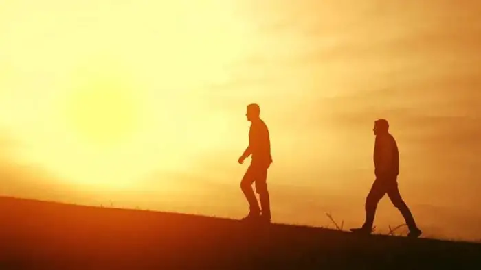 المشي مع الميت في المنام للعزباء