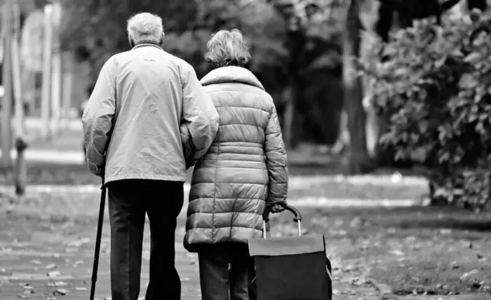 المشي مع شخص اعرفه في المنام للعزباء